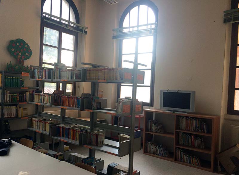 Una vista dell'interno delle biblioteca della cesari